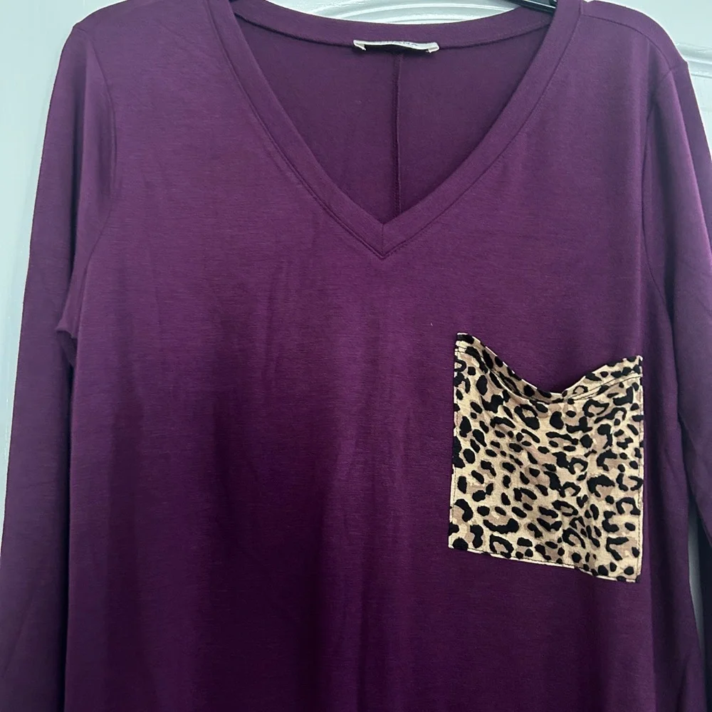 Zenana V-Neck Leo Pocket Top NWOT Size Large LS Plum - Picture 3 of 6